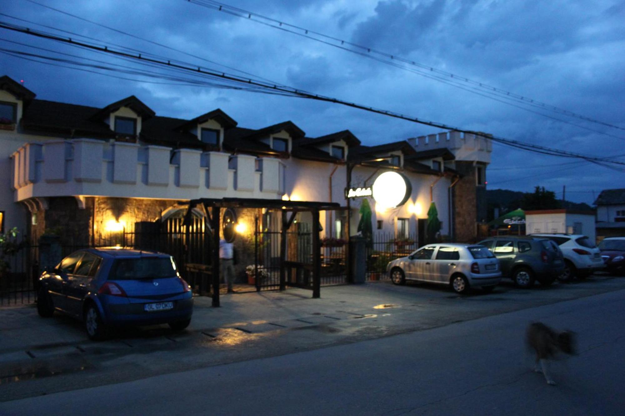 Hotel LaCetate Piteşti Exterior foto