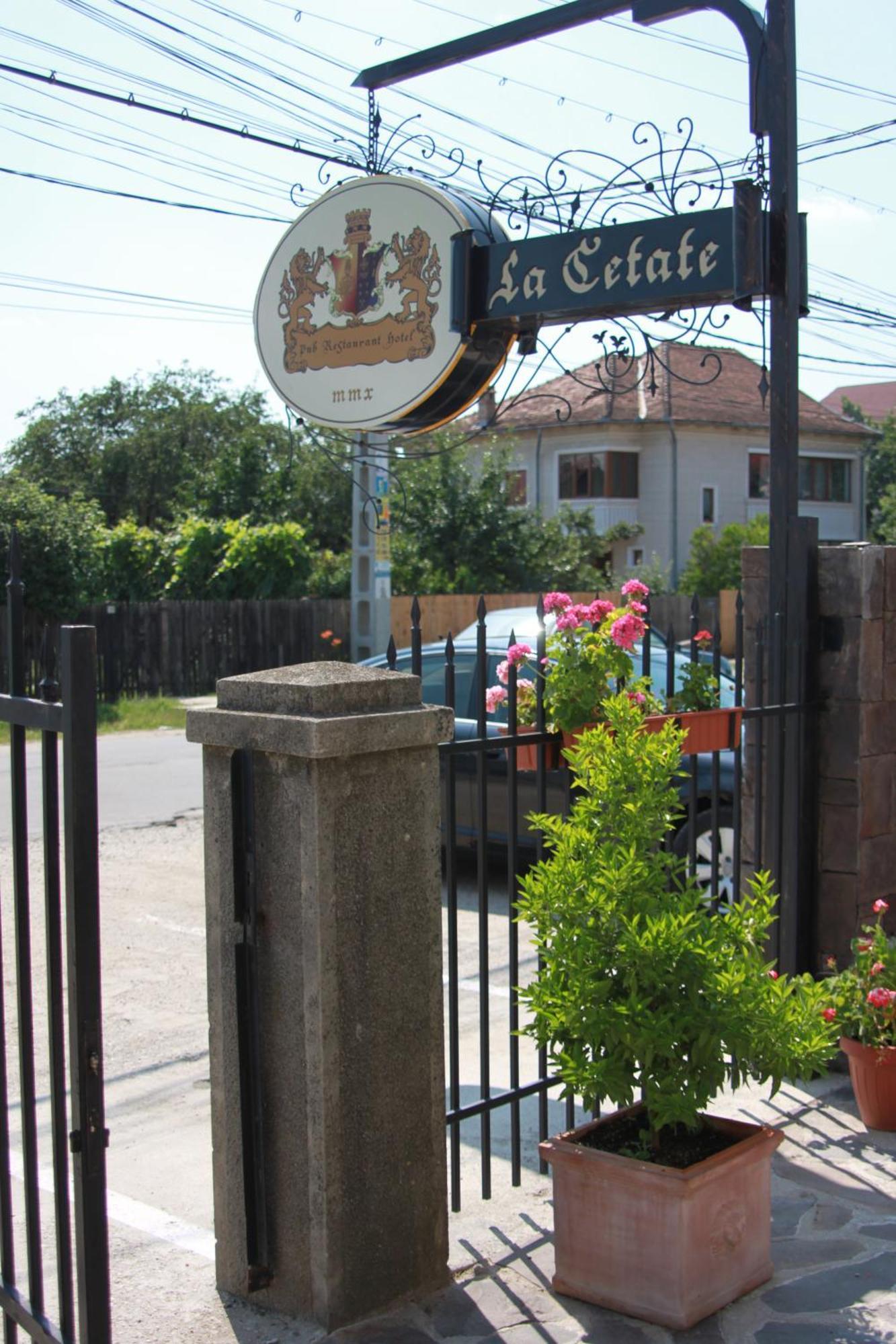 Hotel LaCetate Piteşti Exterior foto